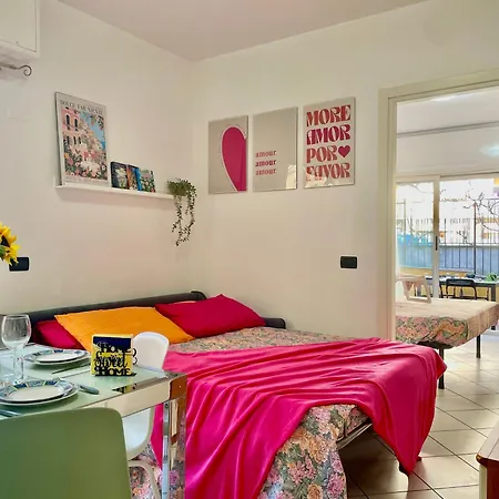 100 Meters From The Sea, Free Parking, Wifi Apartment *