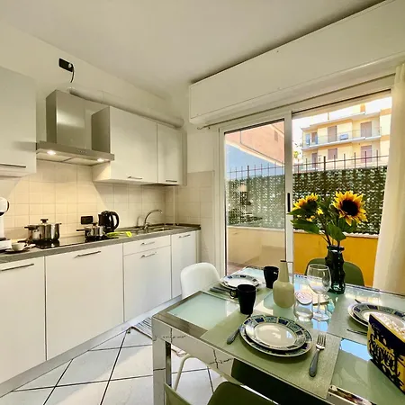 100 Meters From The Sea, Free Parking, Wifi Apartment *